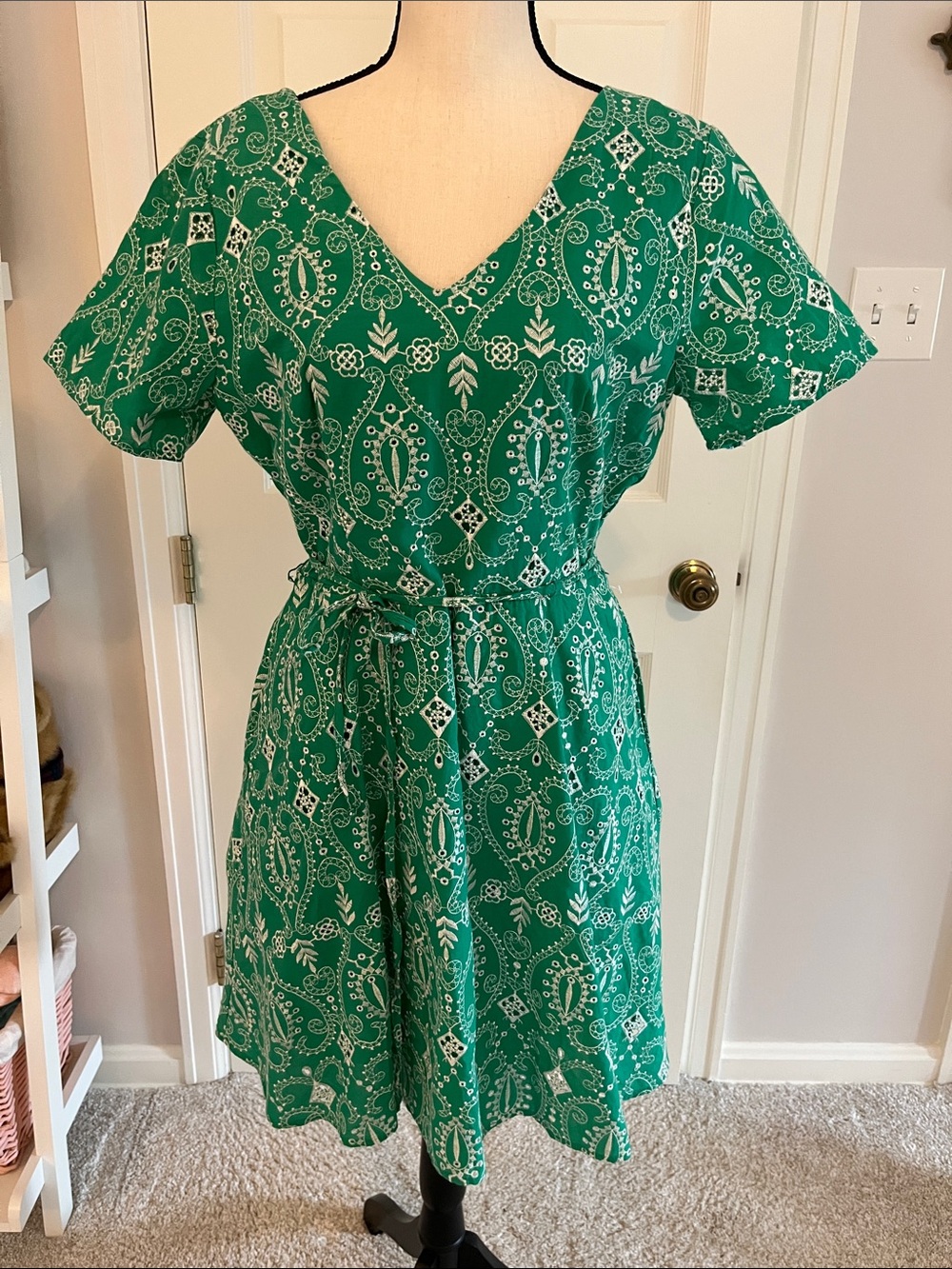 Draper James Green Embroidered V-Neck Belted Dress with pockets. Size Medium
